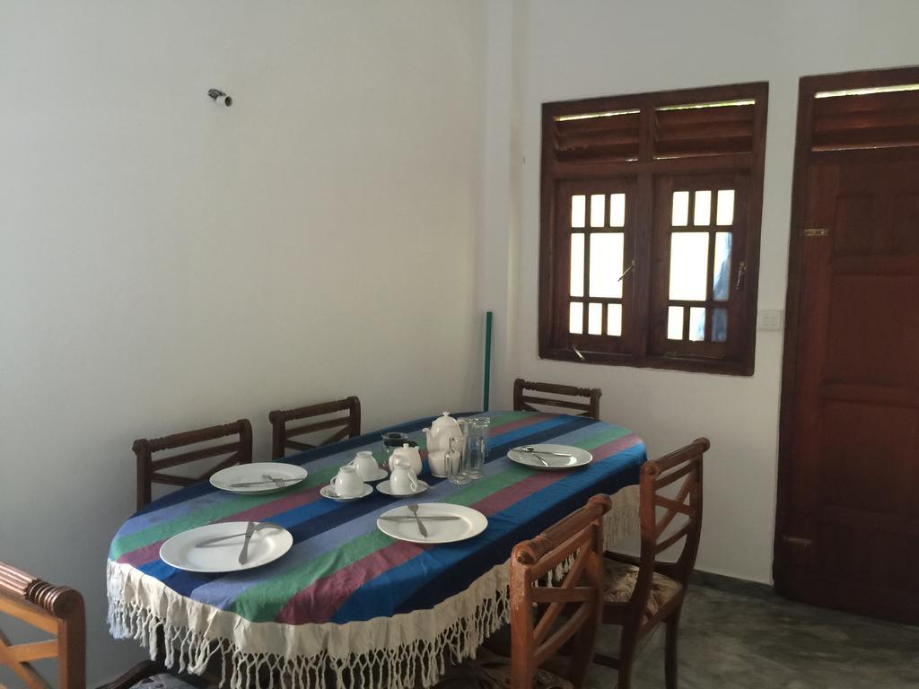 Unawatuna Backpacker Lodge Oda fotoğraf